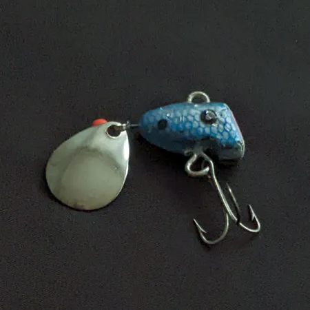 Chas M Six Tackle Little Suzy, 21g blå fjäll, tail spinner #21917