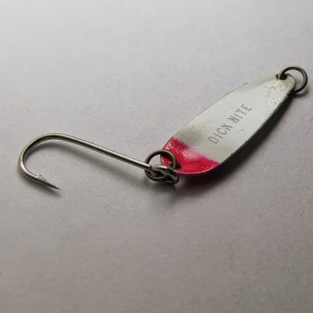 Dick Nite Spoons Dick Nite, 1g vit pärlemor/röd UV, Skeddrag #22811