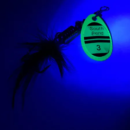 South Bend 3 UV Spinnare, UV-Grön, 7g, Fjäderklädd Trekrok, #4186