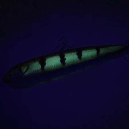 Bass Pro Shops XPS Slim Dog Ytbete, Peacock, 12g, Stickbait, #7402